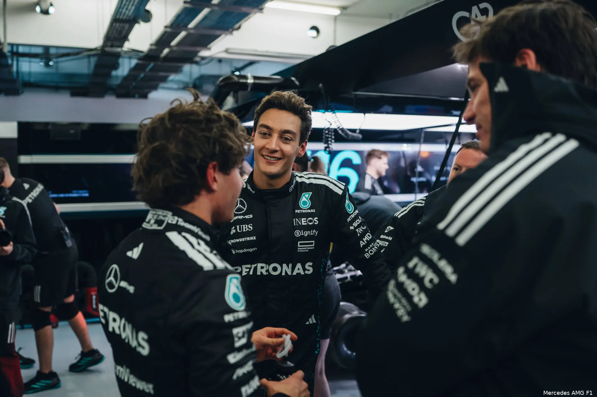 andrea kimi antonelli george russell mercedes testdag 1 bahrein 2025