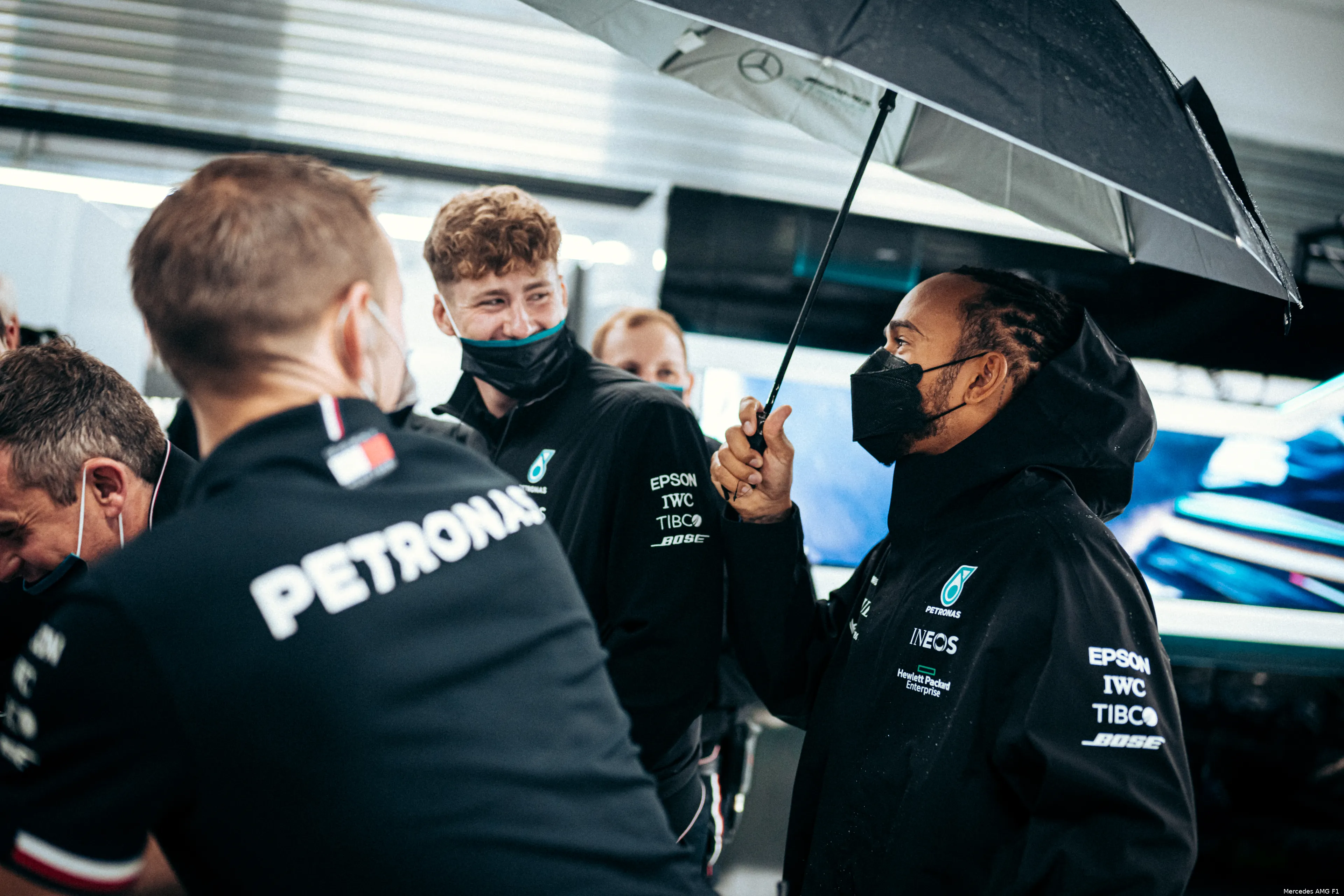 Lewis Hamilton regen Mercedes paraplu