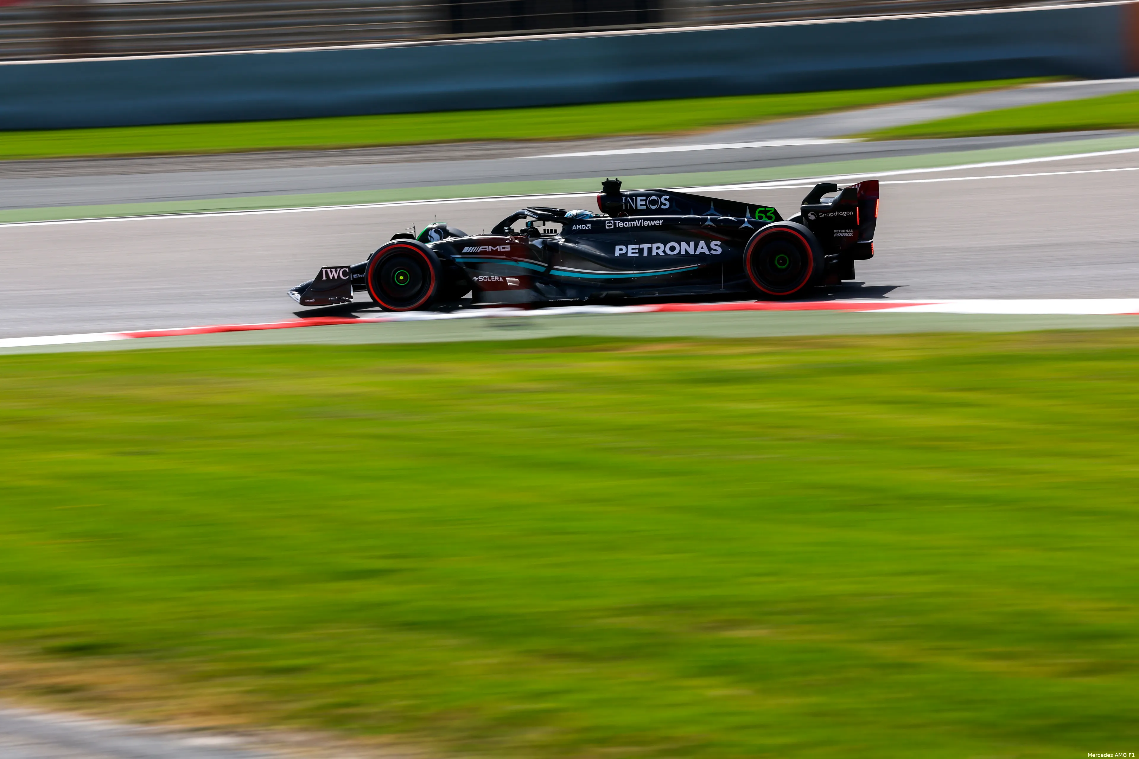 russell mercedes rijdend testdag 3 bahrein 2023