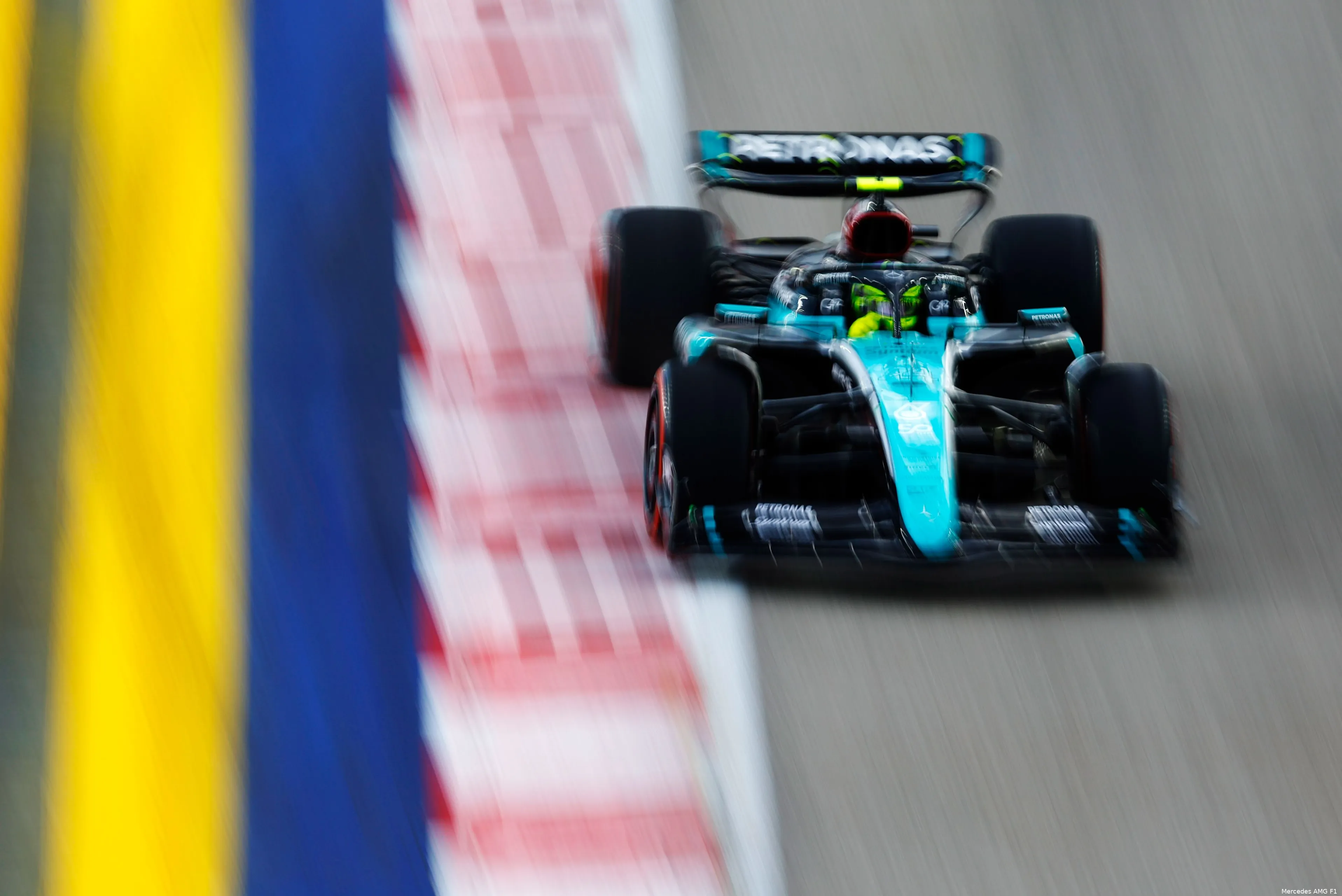 lewis hamilton singapore mercedes zaterdag livery 1