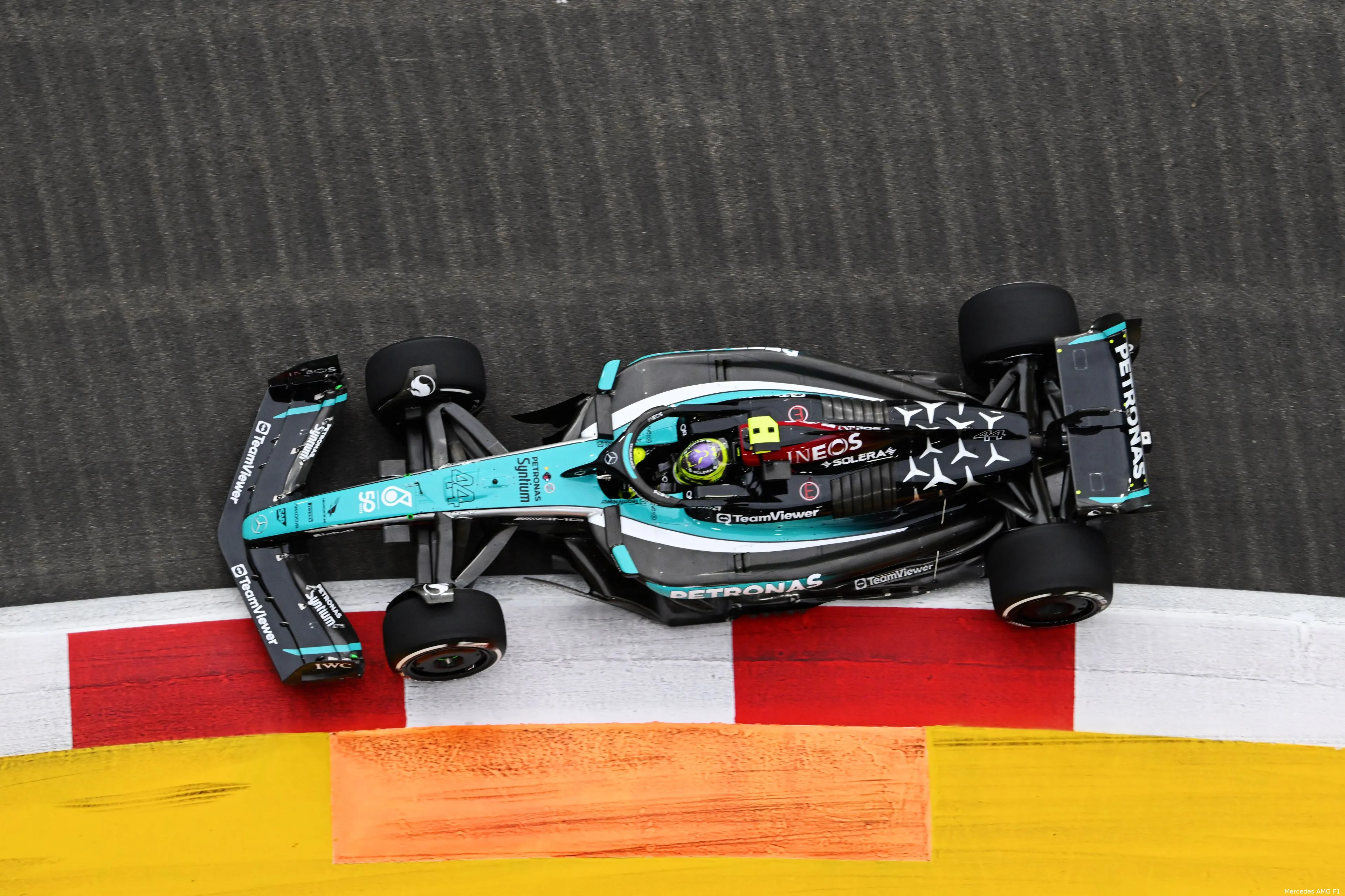 mercedes singapore livery w15 vrijdag lewis hamilton 14