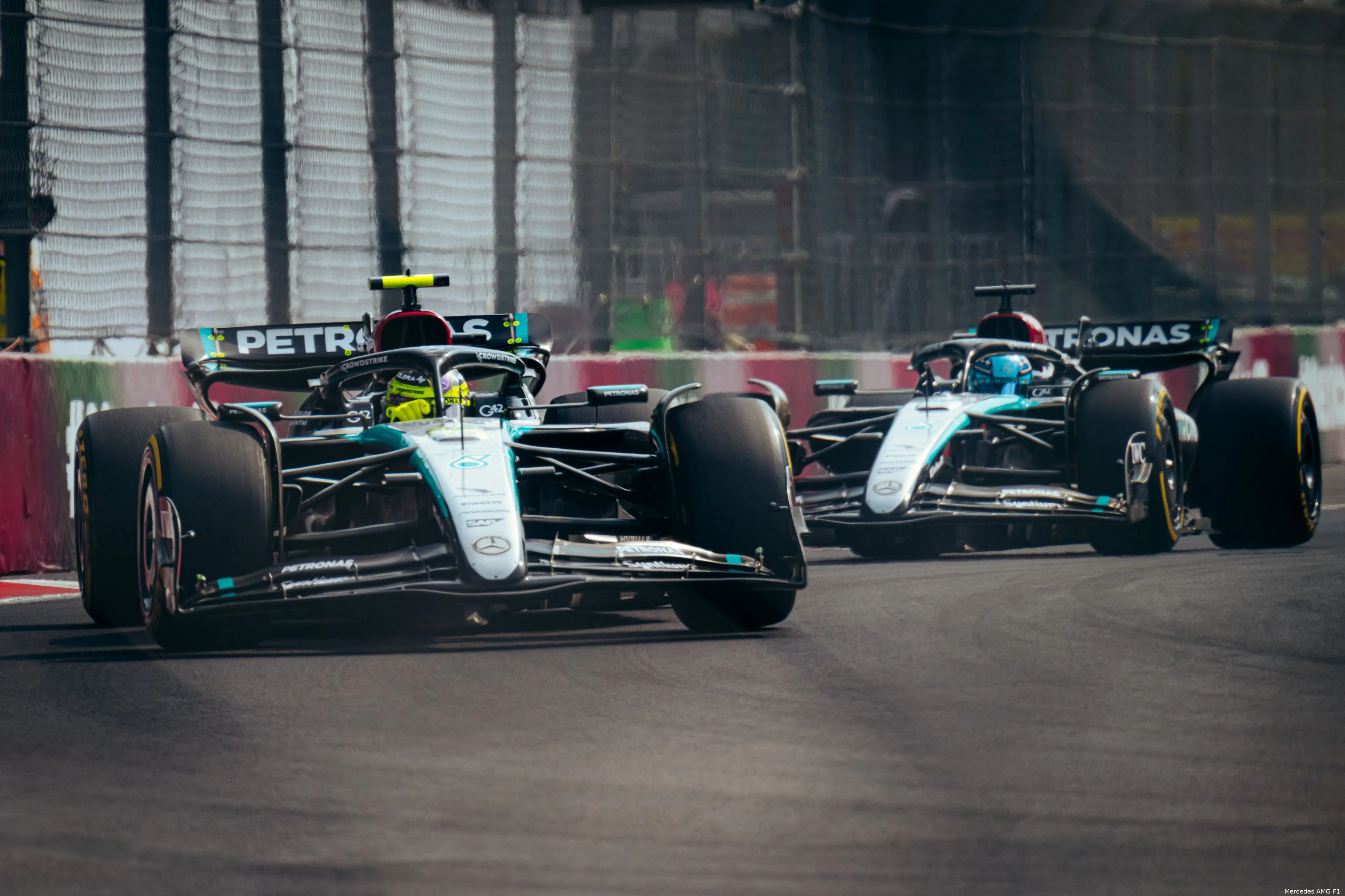 lewis hamilton 2024 mexico racedag mercedes george russell gevecht