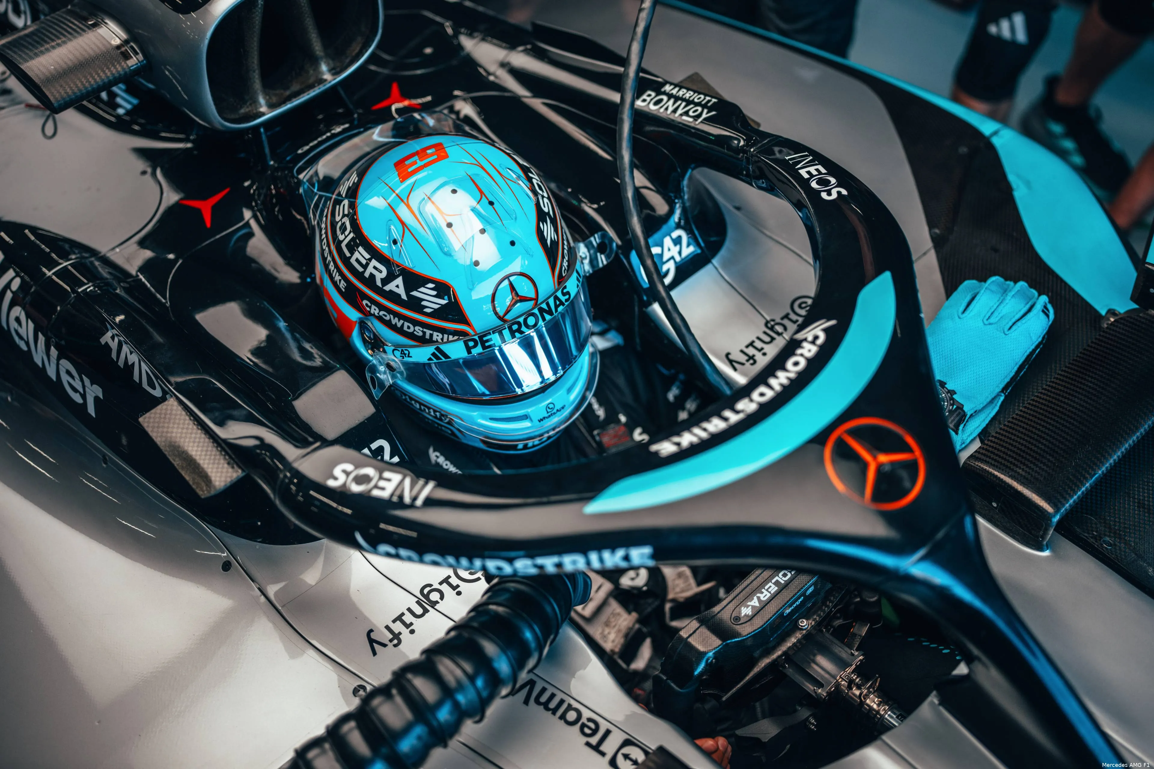 george russell mercedes 2025 silverstone groot brittannie vrijdag training helm