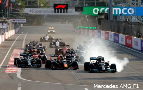 <i>Hét moment van de Grand Prix van Azerbeidzjan 2021. Max Verstappens klapband op het rechte stuk veroorzaakte een rode vlag. Bij de herstart schoot Lewis Hamilton rechtdoor en vergooide hij een eerste plek, die naar Sergio Pérez ging.</i>