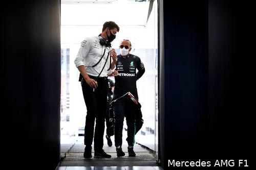 Toto Wolff en Lewis Hamilton in gesprek. (Foto: Mercedes AMG F1)