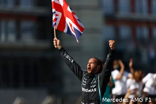 <i>Het bloed van de Verstappens kookte na het zien van de beelden van een juichende Lewis Hamilton.&nbsp;</i>