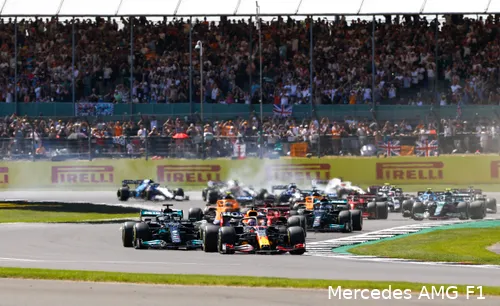 Max Verstappen en Lewis Hamilton leiden het veld bij de start van de Grand Prix van Groot-Brittannië van 2021