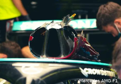 De roll hoop bij de bolide van Hamilton, het sterke skelet is zo goed als intact gebleven (Foto: Mercedes AMG F1 / Twitter @ScarbsTech