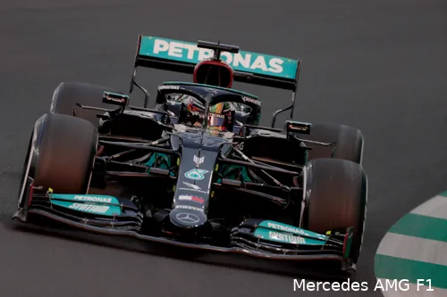 De Mercedes-bolide liep niet helemaal in het gareel, en Verstappen werd sneller en sneller tijdens de kwalificatie in Jeddah. (Foto: Mercedes AMG F1 Media)