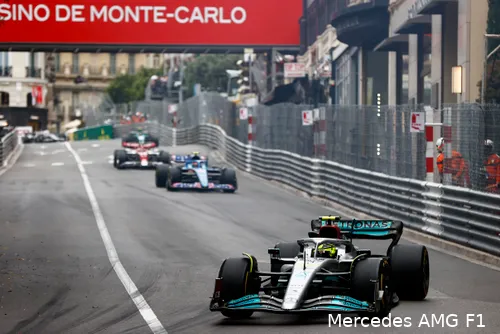<i>Hamilton besloot het gat naar Ocon te verkleinen om Alpine een koekje van eigen deeg te geven. (Foto: Mercedes AMG F1)</i>