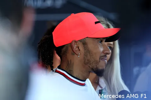 Lewis Hamilton, een man tatoeages en sieraden, weigerde de reglementen van de FIA op te volgen, en kwam er lang mee weg. (Foto: Mercedes AMG F1)&nbsp;