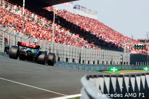 <i>Lewis Hamilton, die de Grand Prix van Nederland op P4 eindigde, heeft na de banking het rechte stuk voor zich, met Nederlands publiek dat toekijkt. (Foto: Mercedes AMG F1)</i>