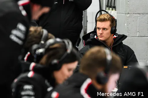 Schumacher is in 2023 regelmatig in de Mercedes-garage te spotten. (Foto: Mercedes AMG F1)