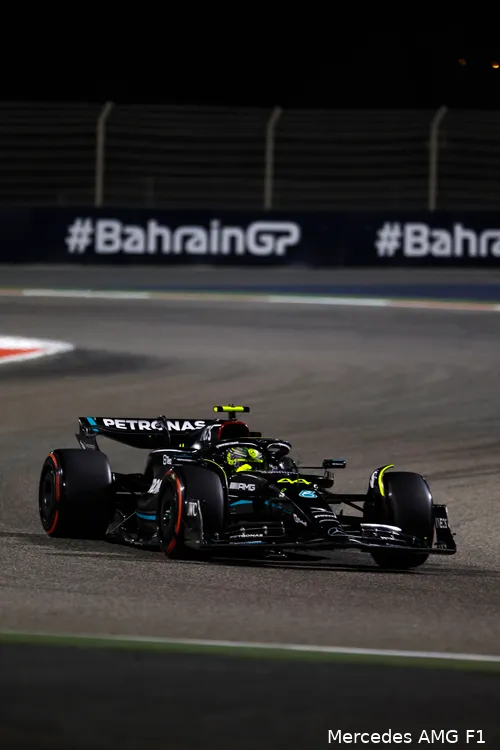 <i>De Mercedes W14 met de notoir smalle sidepods. Deze maken de bolide dusdanig instabiel dat Russell en Hamilton geen vertrouwen in de achterkant van de auto hebben. Dat kost tijd, te veel tijd. (Foto: Mercedes AMG F1)</i>