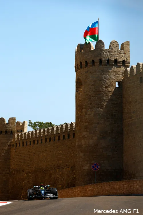 Lewis Hamilton voor kasteeltoren, Bakoe, Kwalificatie Azerbeidzjan Grand Prix (Foto:
Mercedes AMG F1)