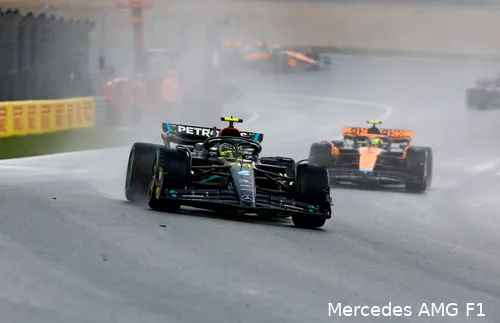 In de slotfase was het circuit behoorlijk nat en glad. (Foto: Mercedes AMG F1)