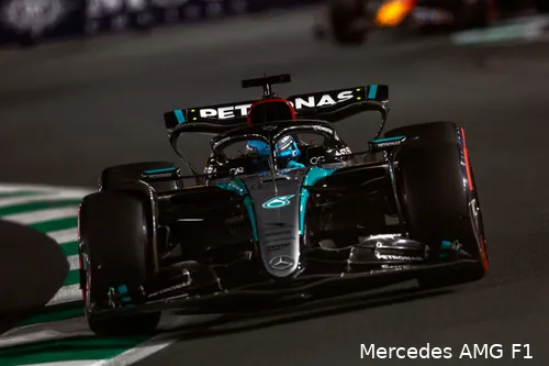 Russell zat een lange tijd vast achter Alonso. (Foto: Mercedes AMG F1)