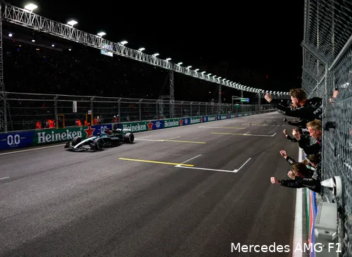 Russell komt als eerste over de streep in Las Vegas.