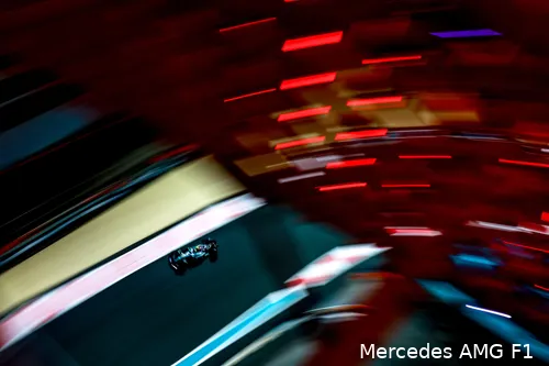 <i>Hamilton kon zijn tijd niet verbeteren, omdat er een paaltje aan zijn auto bleef hangen.</i>