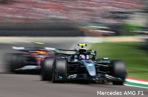 <i>Antonelli was lang in gevecht met Hamilton.</i>