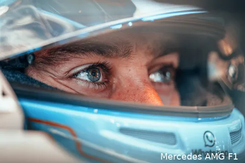 george russell mercedes 2025 silverstone groot brittannie vrijdag training helm 1