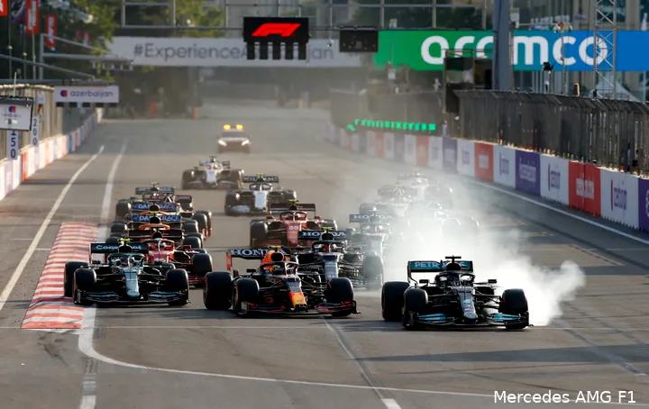 <i>Door één foutje gaf Lewis Hamilton vorig seizoen de zege aan Sergio Pérez. (Foto: Mercedes AMG F1)</i>