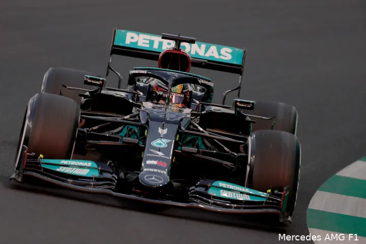 De Mercedes-bolide liep niet helemaal in het gareel, en Verstappen werd sneller en sneller tijdens de kwalificatie in Jeddah. (Foto: Mercedes AMG F1 Media)