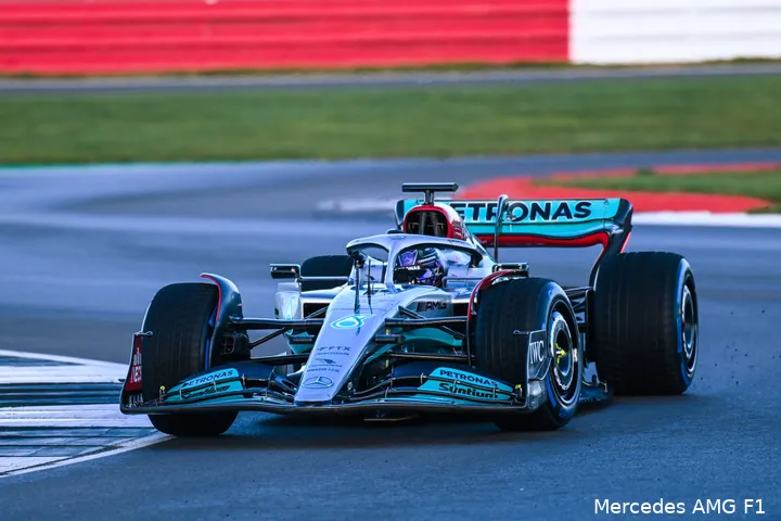 <i>Check op deze foto de achtervleugel van Mercedes: Het DRS-systeem is relatief klein vergeleken met het systeem van de afgelopen jaren, en de achtervleugel golft aan de uiteinden. (Foto: Mercedes AMG F1)</i>