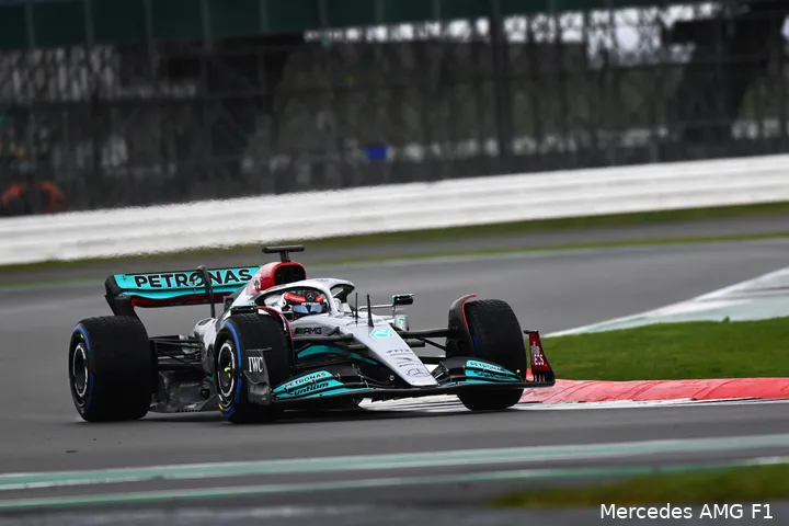 <i>De Mercedes W13 kampt met hevige porpoising, waardoor het team de rijhoogte moet verhogen, en neerwaartse druk in moet leveren. Dit kost de renstal dusdanig veel concurrentievermogen dat zeges er momenteel niet in zitten. (Foto: Mercedes AMG F1)</i>