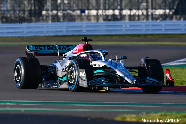 <i>Op deze afbeelding, genomen op Silverstone Circuit, is duidelijk te zien dat de vloer veel verder uitsteekt dan de sidepod. (Foto: Mercedes AMG F1)</i>