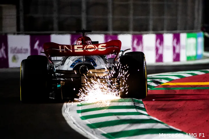 <i>In Saoedi-Arabië zei Mercedes er volledig naast te zitten met de afstelling van Lewis Hamilton. Hij werd er tiende en nam nog wel een puntje mee naar Brackley.</i>