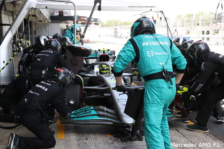 Gewijzigde bochten of welvingen van de voorvleugel zijn hier goed zichtbaar. (Bron: Mercedes AMG F1)<br>