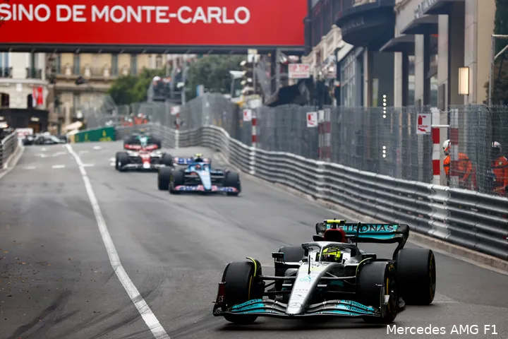 <i>Hamilton besloot het gat naar Ocon te verkleinen om Alpine een koekje van eigen deeg te geven. (Foto: Mercedes AMG F1)</i>