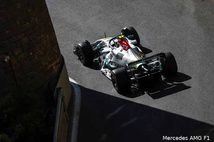 <i>De Grand Prix van Azerbeidzjan was in 2022 een pijnlijke ervaring voor Lewis Hamilton.&nbsp;</i>