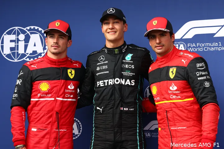 Charles
Leclerc, George Russell (pole) en Carlos Sainz na de kwalificatie GP Hongarije
2022 (Foto: Mercedes AMG F1)