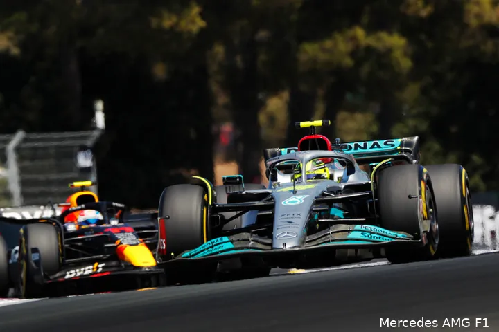 <i>George Russell wist in de slotfase van de Franse Grand Prix Sergio Pérez af te troeven. Zijn grootste inhaalpoging in de chicane mislukte, waarna hij zijn beklag deed over het afsnijden van de chicane van Sergio Pérez.</i>