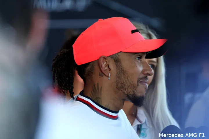 Lewis Hamilton, een man tatoeages en sieraden, weigerde de reglementen van de FIA op te volgen, en kwam er lang mee weg. (Foto: Mercedes AMG F1)&nbsp;