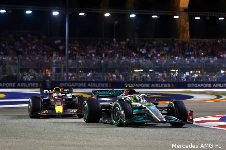 Lewis Hamilton en Max Verstappen kwamen elkaar weer eens tegen op het asfalt, maar niet op de plekken waar ze graag wilden staan.