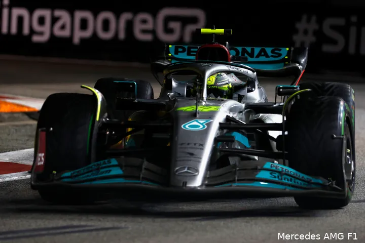 <i>Ook de ervaren Lewis Hamilton maakte een fout op het natte asfalt van het Marina Bay Street Circuit</i>.&nbsp;