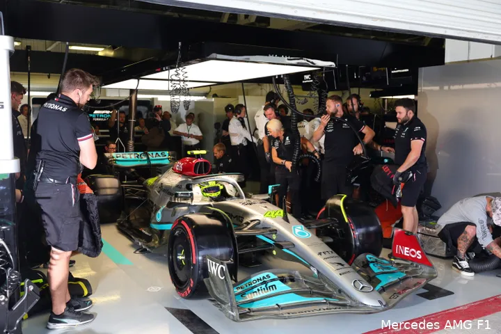 Lewis
Hamilton klaar om de garage uit te rijden, kwalificatie Grand Prix van Mexico
2022 (Foto: Mercedes AMG F1)