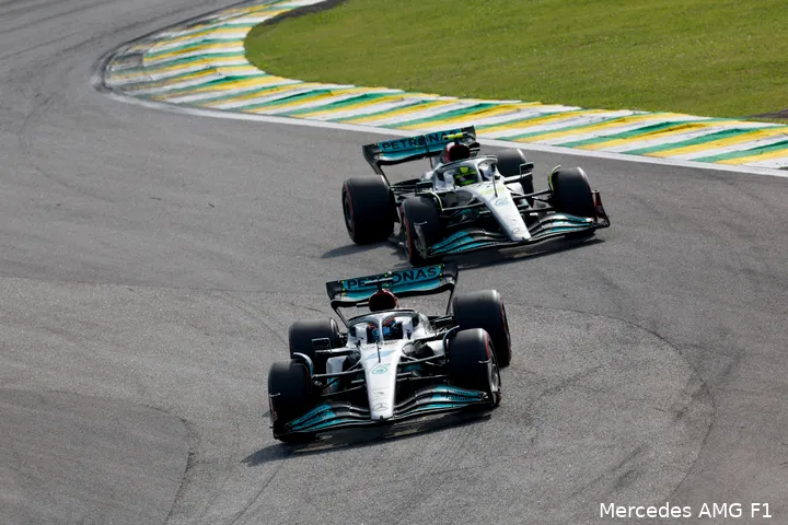 <i>Lewis Hamilton ontsnapte in Brazilië aan een straf en wist bij te dragen aan Mercedes' beste seizoensresultaat.</i>