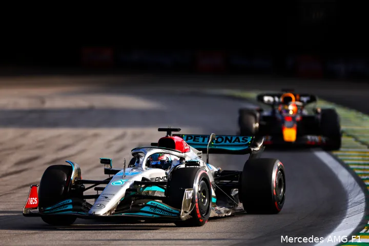 George Russell nam de leiding over van Max Verstappen in de Sprint van Brazilië 2022