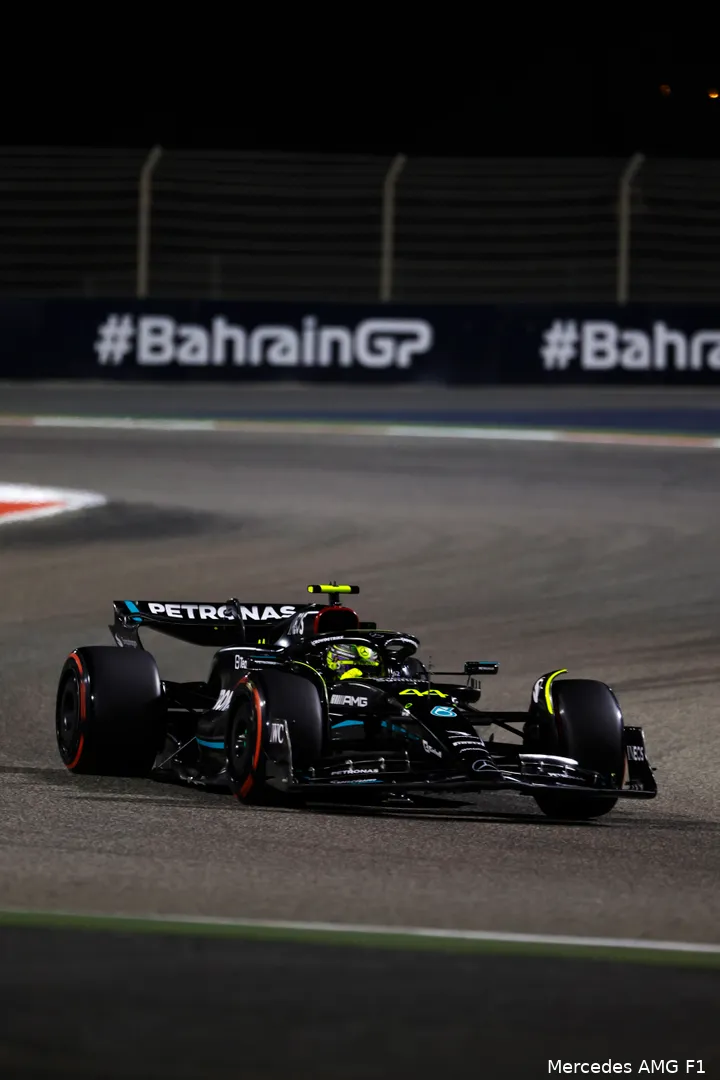 <i>De Mercedes W14 met de notoir smalle sidepods. Deze maken de bolide dusdanig instabiel dat Russell en Hamilton geen vertrouwen in de achterkant van de auto hebben. Dat kost tijd, te veel tijd. (Foto: Mercedes AMG F1)</i>