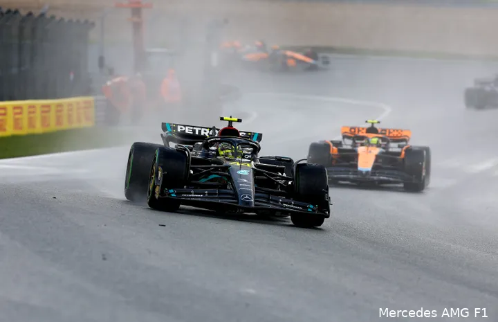 In de slotfase was het circuit behoorlijk nat en glad. (Foto: Mercedes AMG F1)