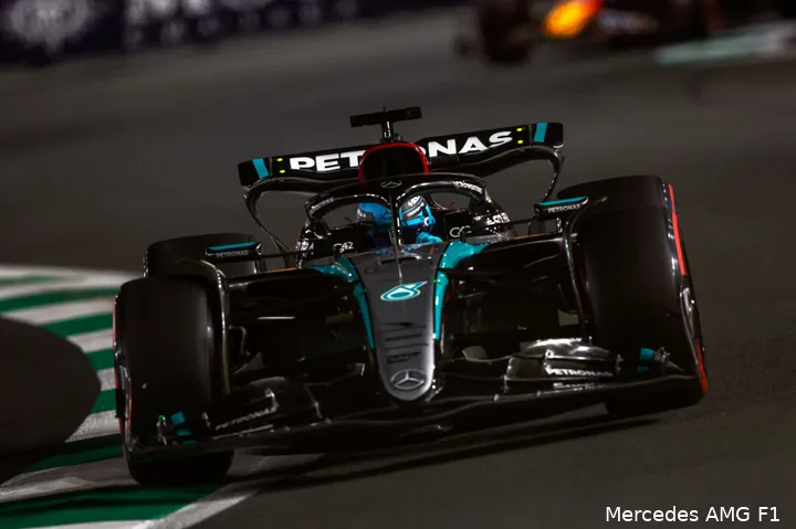 Russell zat een lange tijd vast achter Alonso. (Foto: Mercedes AMG F1)