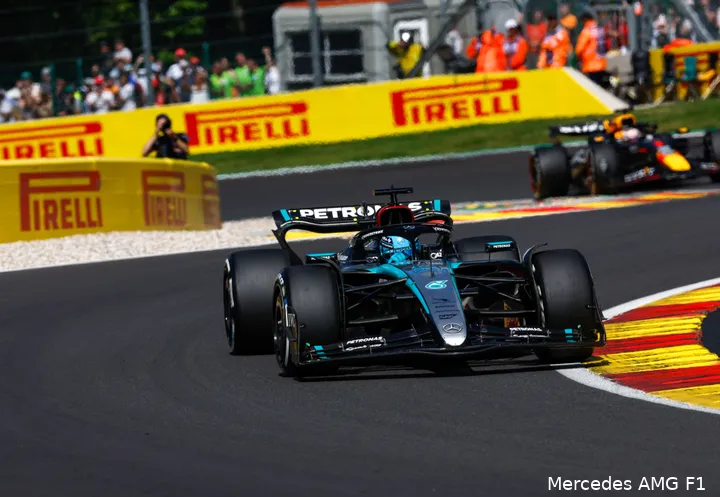 <i>George Russell rijdt voor Max Verstappen.</i>