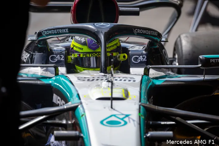 Hamilton in zijn Mercedes.
