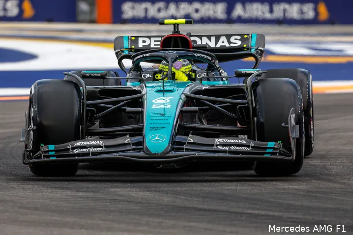 mercedes singapore livery w15 vrijdag lewis hamilton 15