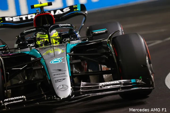 <i>Lewis Hamilton was in eerste instantie niet blij met de timing van zijn eerste pitstop.</i>
