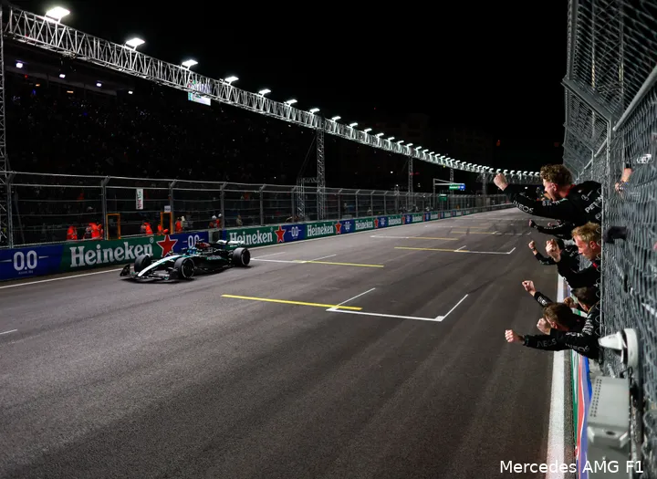 Russell komt als eerste over de streep in Las Vegas.